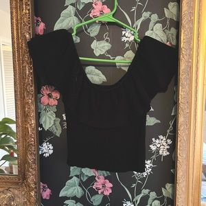 Off the shoulder founce crop top.